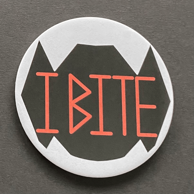 M: I bite (button large)