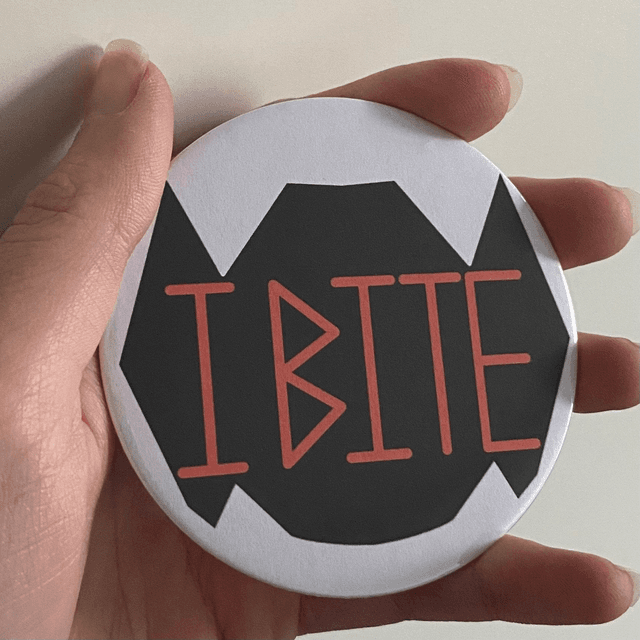 M: I bite (button large)
